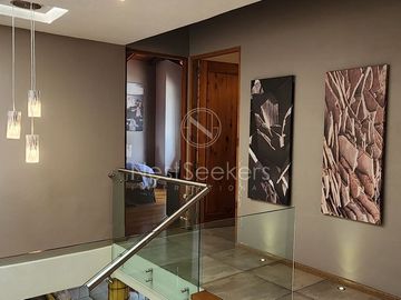 CASA EN VENTA TOTALMENTE AMUEBLADA.