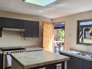 CASA EN VENTA TOTALMENTE AMUEBLADA.