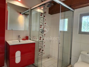 CASA EN VENTA TOTALMENTE AMUEBLADA.