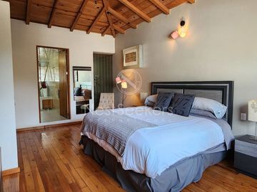 CASA EN VENTA TOTALMENTE AMUEBLADA.