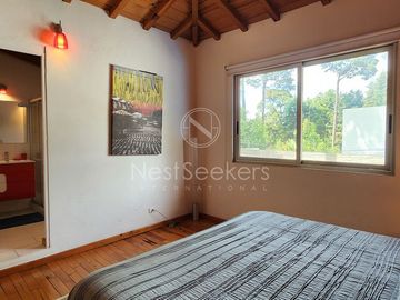 CASA EN VENTA TOTALMENTE AMUEBLADA.