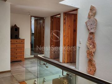 CASA EN VENTA TOTALMENTE AMUEBLADA.