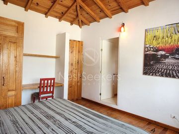 CASA EN VENTA TOTALMENTE AMUEBLADA.