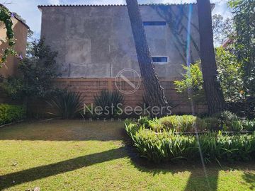 CASA EN VENTA TOTALMENTE AMUEBLADA.
