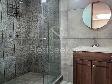 CASA EN VENTA TOTALMENTE AMUEBLADA.