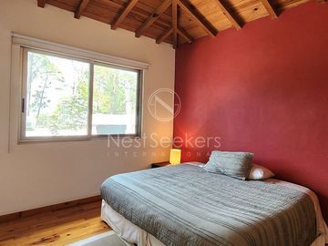 CASA EN VENTA TOTALMENTE AMUEBLADA.