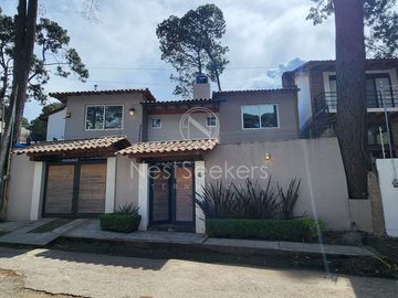 CASA EN VENTA TOTALMENTE AMUEBLADA.