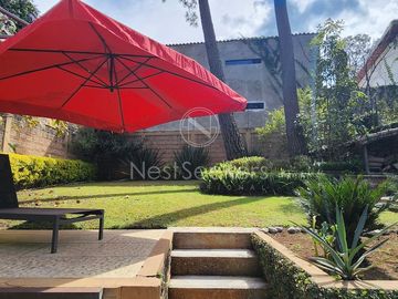 CASA EN VENTA TOTALMENTE AMUEBLADA.