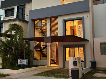 OPORTUNIDAD CASA EN VENTA EN CANCUN 4 RECAMARAS, UNA EN PB. CTO DE SERVICIO CON BAÑO