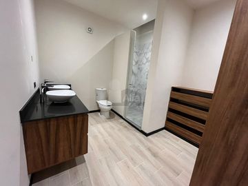 OPORTUNIDAD CASA EN VENTA EN CANCUN 4 RECAMARAS, UNA EN PB. CTO DE SERVICIO CON BAÑO