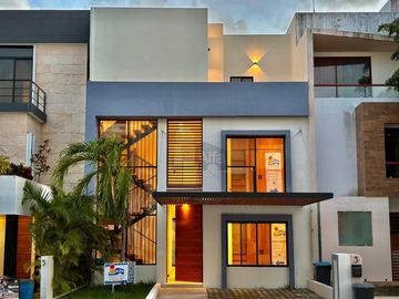 OPORTUNIDAD CASA EN VENTA EN CANCUN 4 RECAMARAS, UNA EN PB. CTO DE SERVICIO CON BAÑO
