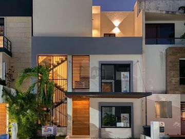 OPORTUNIDAD CASA EN VENTA EN CANCUN 4 RECAMARAS, UNA EN PB. CTO DE SERVICIO CON BAÑO