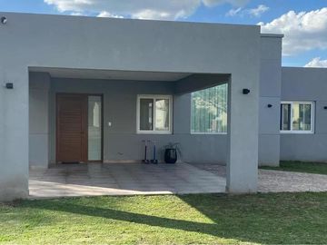 Casa en venta - 3 Dormitorios 2 Baños - 820Mts2 - Pilar del Este