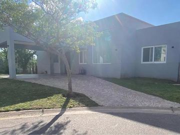 Casa en venta - 3 Dormitorios 2 Baños - 820Mts2 - Pilar del Este