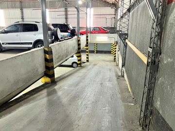 Galpón o edificio de cocheras. Lote constructoras. La Plata