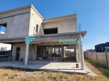 Casa con obra gris completa en Barrio Lagos de Canning, muy prolija