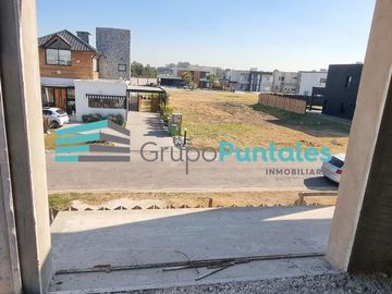 Casa con obra gris completa en Barrio Lagos de Canning, muy prolija
