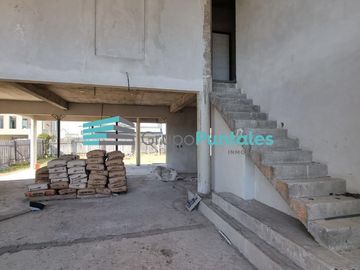 Casa con obra gris completa en Barrio Lagos de Canning, muy prolija