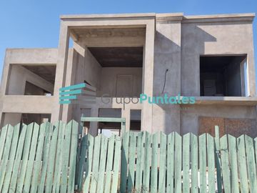 Casa con obra gris completa en Barrio Lagos de Canning, muy prolija