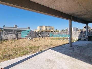 Casa con obra gris completa en Barrio Lagos de Canning, muy prolija