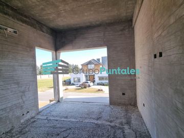 Casa con obra gris completa en Barrio Lagos de Canning, muy prolija