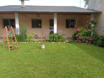 Casa de tres ambientes con jardin y piscina en venta en Ruta del Sol La Plata