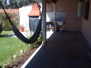 Casa de tres ambientes con jardin y piscina en venta en Ruta del Sol La Plata