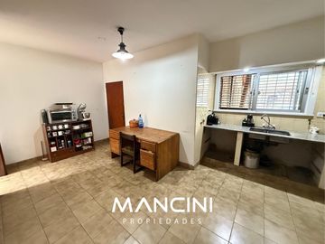 Casa en venta de 4 ambientes con cochera y fondo libre - Villa Ballester