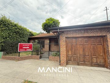 Casa en venta de 4 ambientes con cochera y fondo libre - Villa Ballester