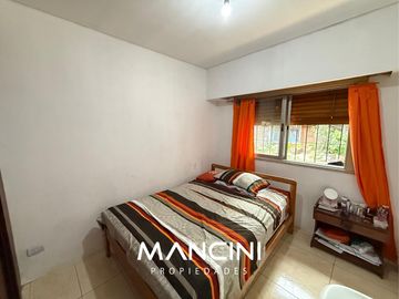 Casa en venta de 4 ambientes con cochera y fondo libre - Villa Ballester