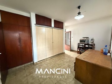 Casa en venta de 4 ambientes con cochera y fondo libre - Villa Ballester
