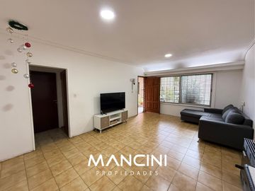 Casa en venta de 4 ambientes con cochera y fondo libre - Villa Ballester