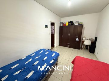Casa en venta de 4 ambientes con cochera y fondo libre - Villa Ballester