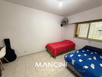 Casa en venta de 4 ambientes con cochera y fondo libre - Villa Ballester