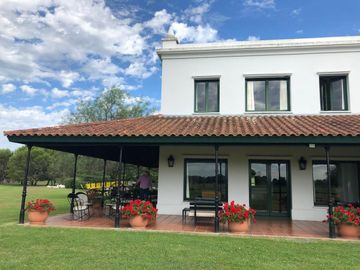 Casa en venta - 3 Dormitorios 3 Baños - Cocheras - 10.071Mts2 - La Macarena, Exaltación de la Cruz