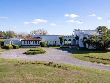 Casa en venta - 3 Dormitorios 3 Baños - Cocheras - 10.071Mts2 - La Macarena, Exaltación de la Cruz