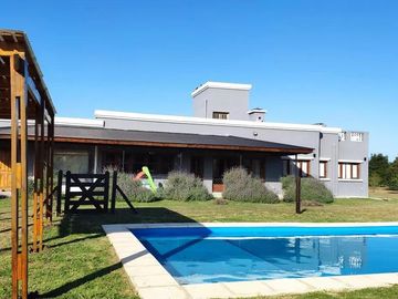 Casa en venta - 3 Dormitorios 3 Baños - Cocheras - 10.071Mts2 - La Macarena, Exaltación de la Cruz