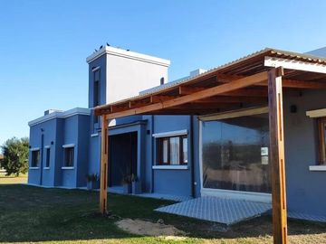 Casa en venta - 3 Dormitorios 3 Baños - Cocheras - 10.071Mts2 - La Macarena, Exaltación de la Cruz