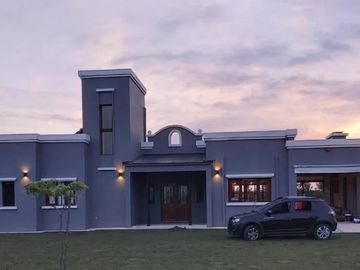 Casa en venta - 3 Dormitorios 3 Baños - Cocheras - 10.071Mts2 - La Macarena, Exaltación de la Cruz