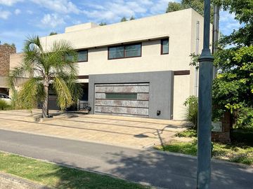 Casa de 2 plantas en Weston, barrio privado, club de campo
