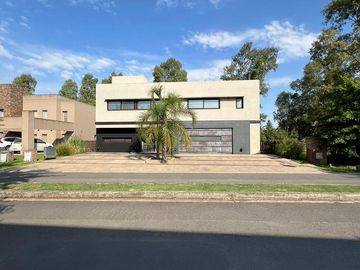Casa de 2 plantas en Weston, barrio privado, club de campo