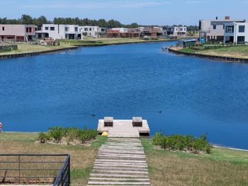 Moderna Casa en Venta en Carpinchos - Nordelta