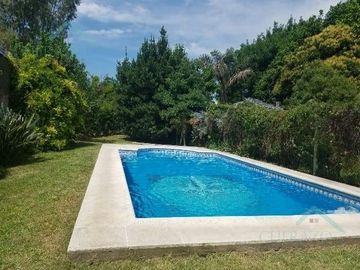 Casa en  Ituzaingó  4 ambiente con gran  jardín y piscina