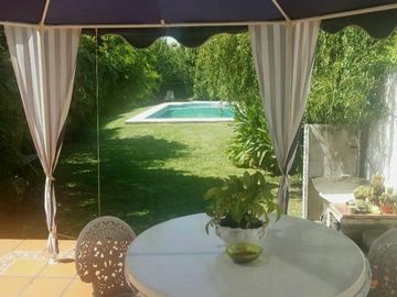 Casa en  Ituzaingó  4 ambiente con gran  jardín y piscina