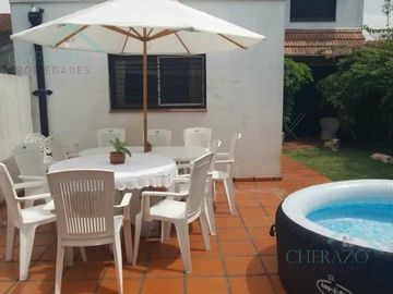 Casa en  Ituzaingó  4 ambiente con gran  jardín y piscina