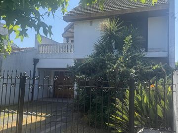 Casa en  Ituzaingó  4 ambiente con gran  jardín y piscina