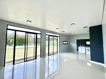 Casa en Altos del Casco, Zárate. Terreno de 620 m2. Parque, pileta, galería y parrilla.