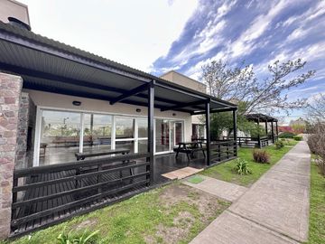 Casa en Altos del Casco, Zárate. Terreno de 620 m2. Parque, pileta, galería y parrilla.