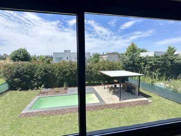 Casa en Altos del Casco, Zárate. Terreno de 620 m2. Parque, pileta, galería y parrilla.