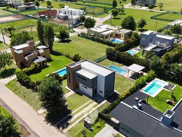 Casa en Altos del Casco, Zárate. Terreno de 620 m2. Parque, pileta, galería y parrilla.